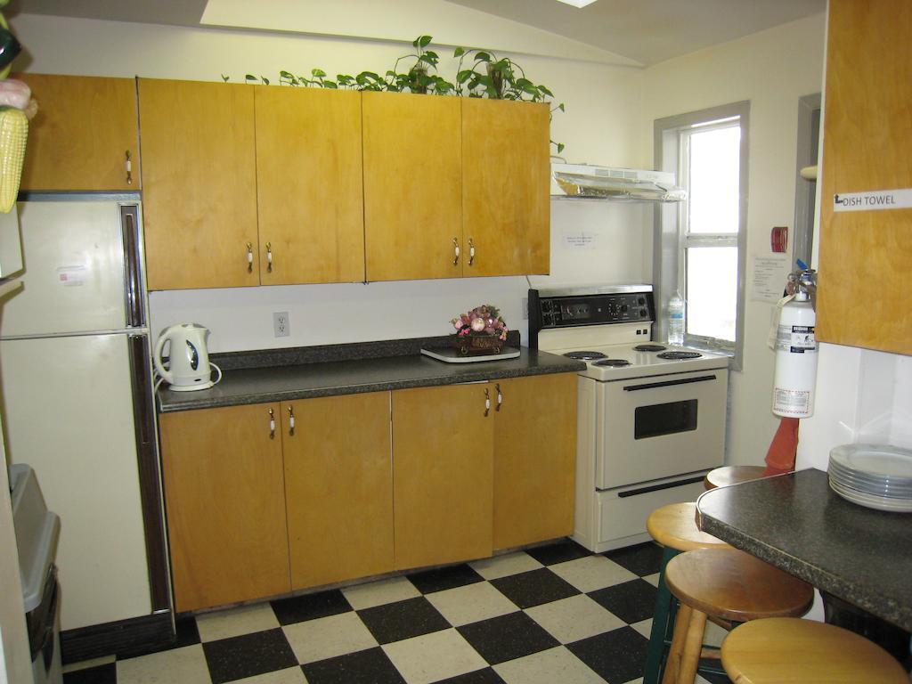 Kelowna Okanagan Lake Hostel מראה חיצוני תמונה