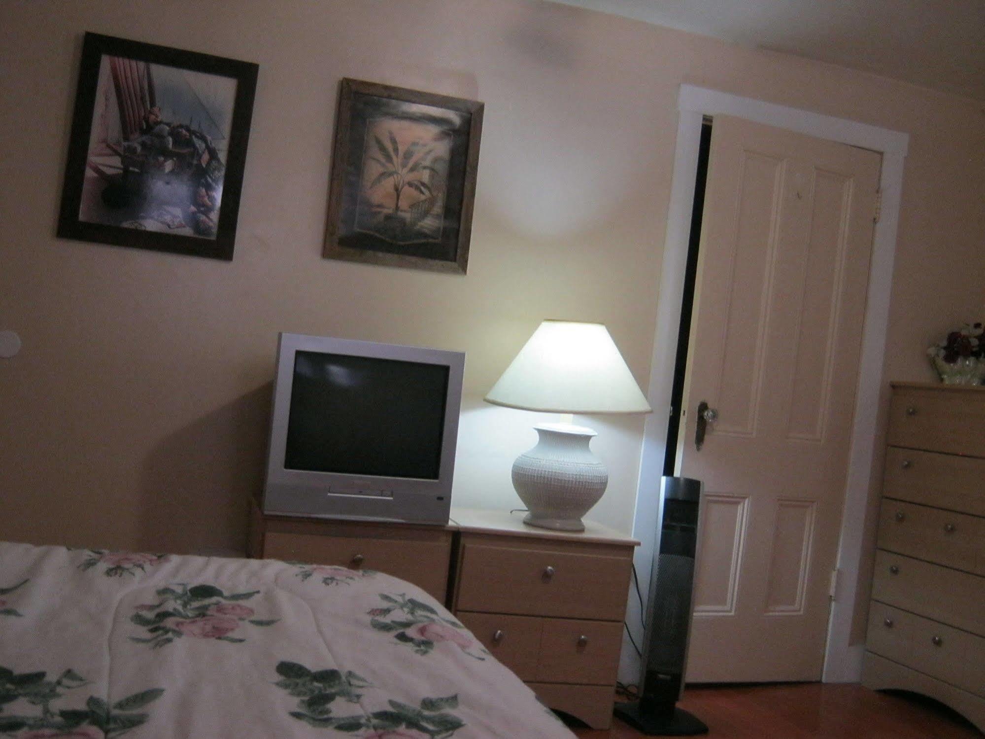 Kelowna Okanagan Lake Hostel מראה חיצוני תמונה