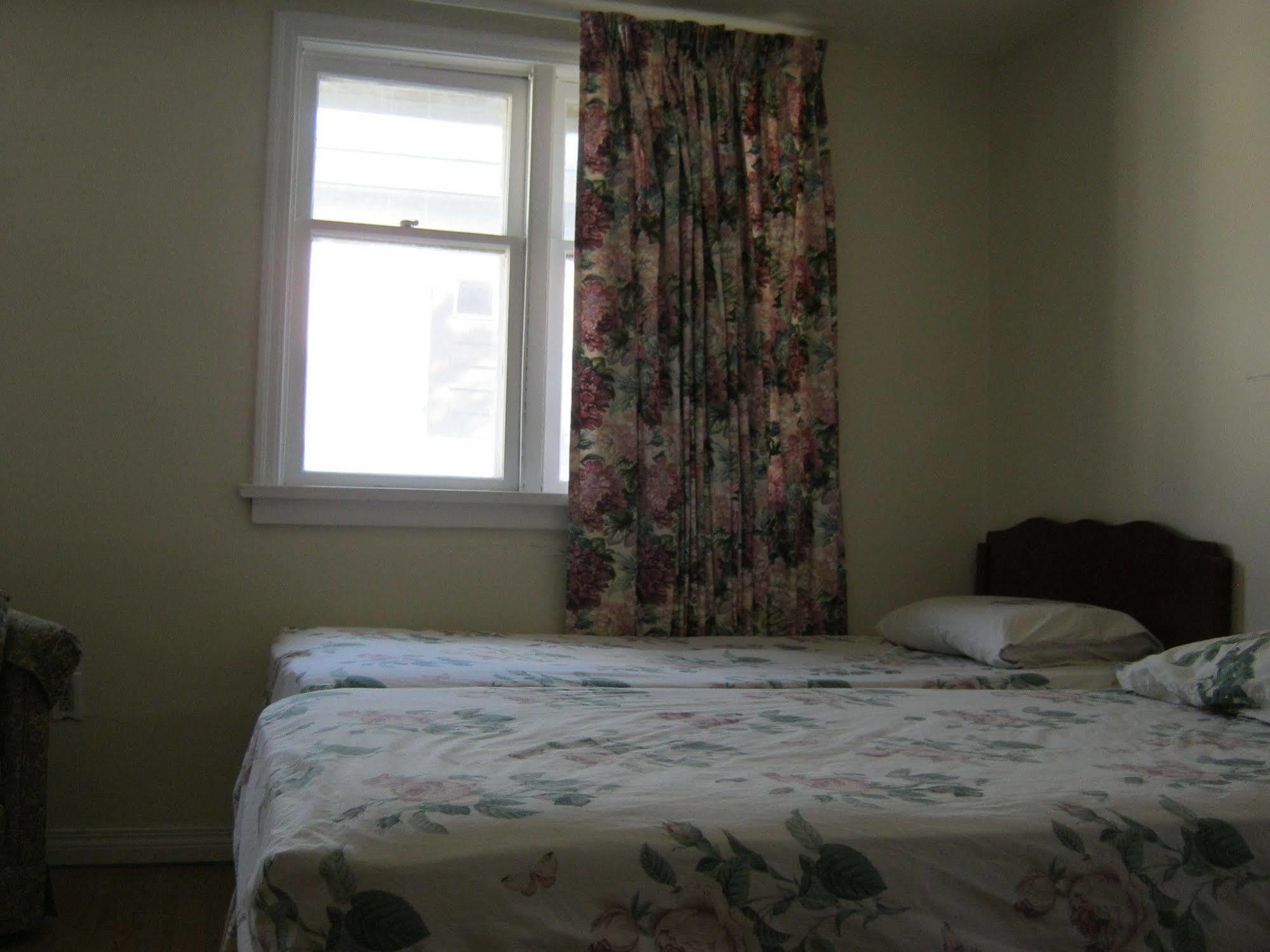 Kelowna Okanagan Lake Hostel מראה חיצוני תמונה