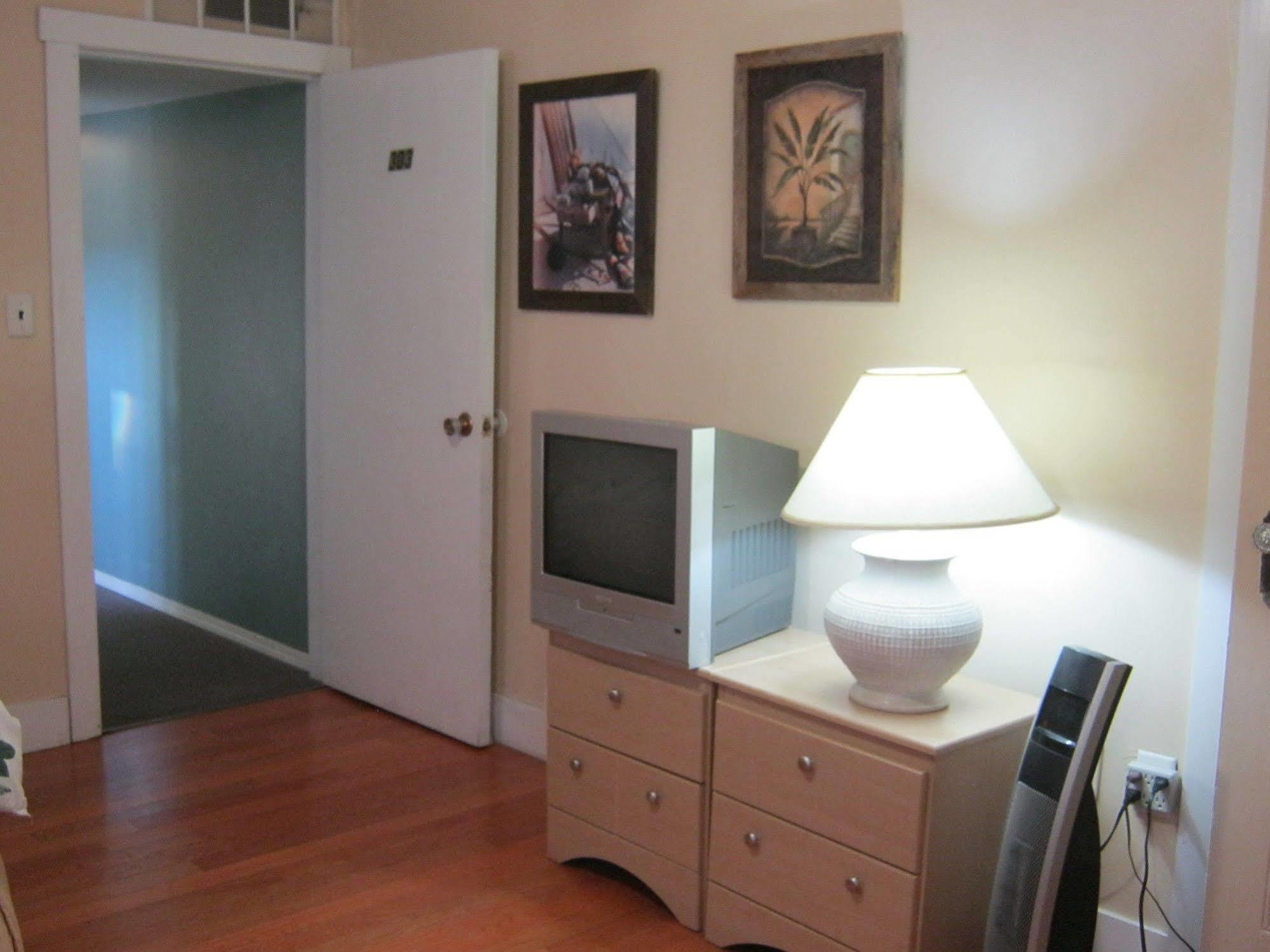 Kelowna Okanagan Lake Hostel מראה חיצוני תמונה